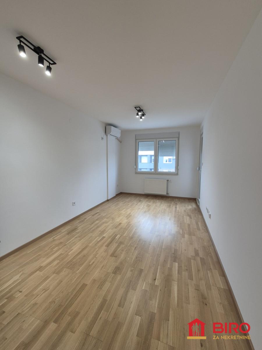 lokal - NOVI SAD - AVIJACIJA - 9102462